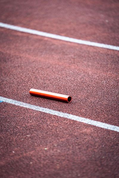 Ein Staffelstab auf der Bahn am 02.07.2022 waehrend den NLV+BLV Leichtathletik-Landesmeisterschaften im Jahnstadion in Goettingen (Tag 1)